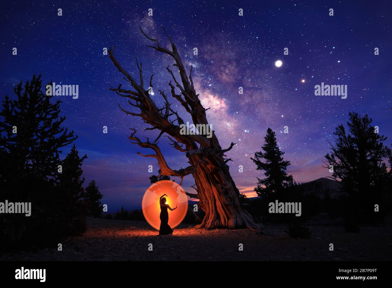 Creative Light Painting Girl avec couleur et éclairage de tube Banque D'Images