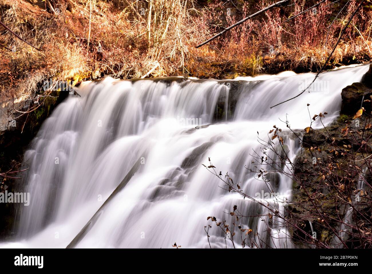 Bridge Creek au milieu de Centennial Park est un endroit très agréable et relaxant dans notre petite communauté. Banque D'Images