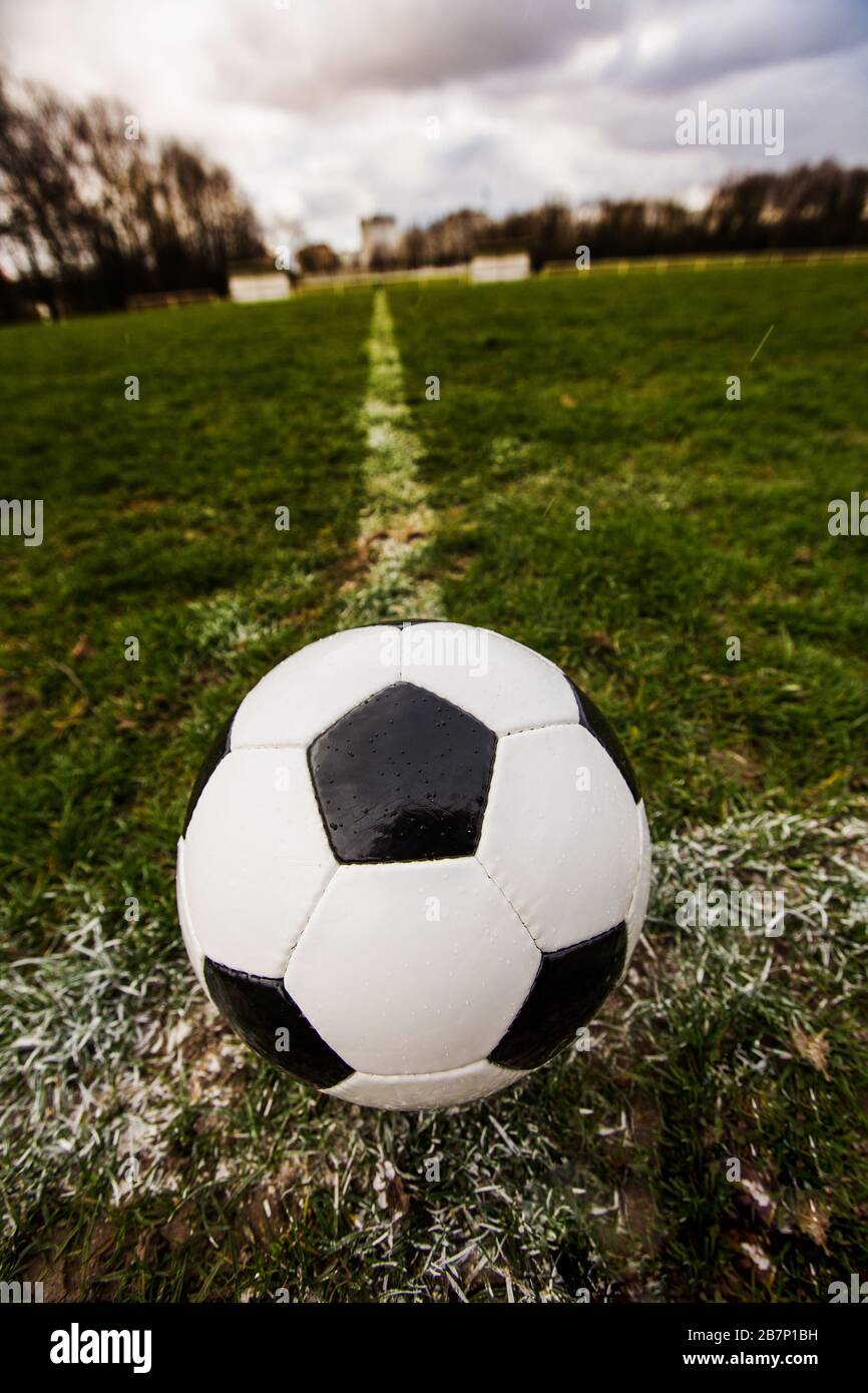 Ballon de football classique, modèle noir et blanc typique, isolé sur fond blanc. Symbole de ballon de football traditionnel, photo studio réelle Photo Stock - Alamy