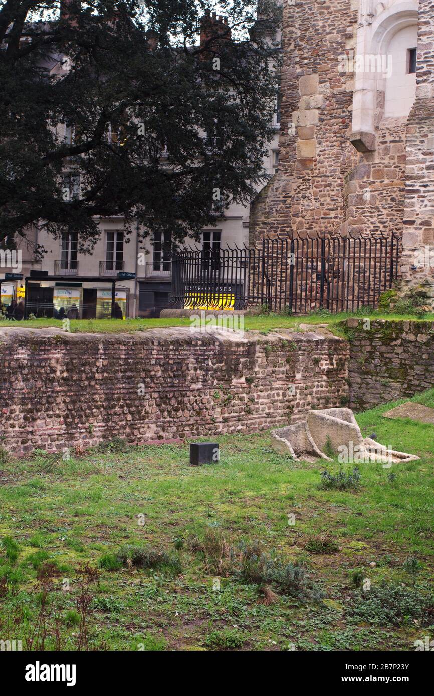 Vestiges archéologiques du mur romain de Nantes (Loire-Atlantique, France) entre la porte St-Pierre et la cathédrale. Banque D'Images