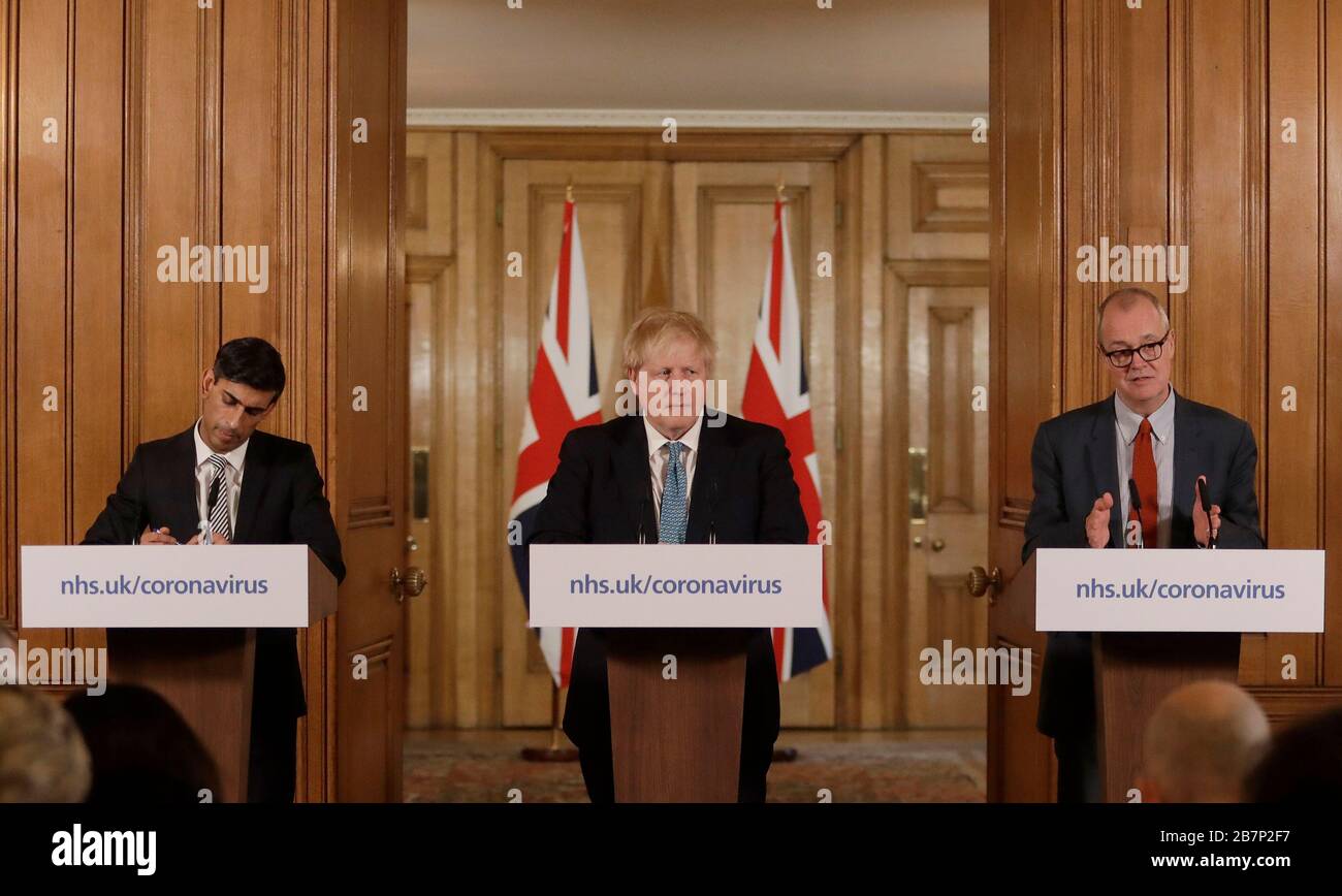 (De gauche à droite) le chancelier Rishi Sunak, le Premier ministre Boris Johnson et le conseiller scientifique en chef Sir Patrick Vallance (de droite) lors d'un exposé médiatique à Downing Street, Londres, sur Coronavirus (COVID-19). Date de l'image: Mardi 17 mars 2020. Voir l'histoire de PA SANTÉ Coronavirus. Crédit photo devrait lire: Matt Dunham/PA fil Banque D'Images