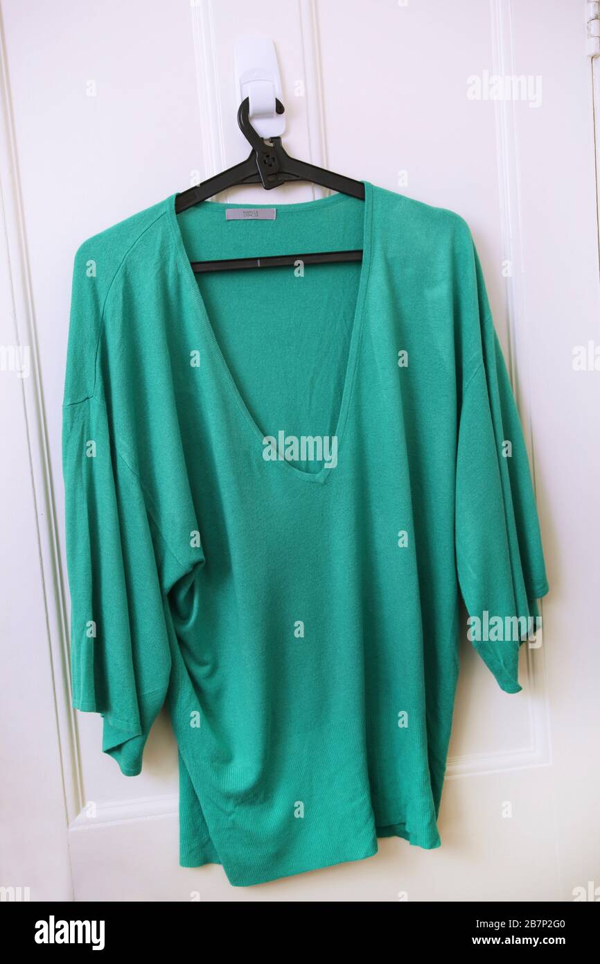 Pull vert à manches courtes et col en V avec serre-câble Banque D'Images