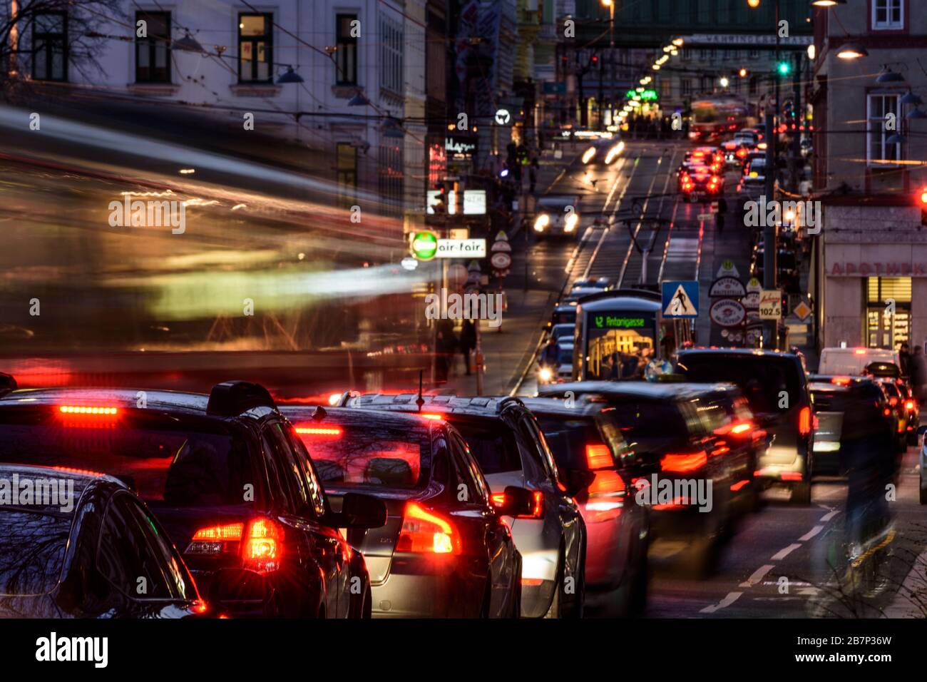 Wien, Vienne: Tramway, voitures, feux de route, trafic lourd, heure de pointe, rue Währinger Straße, en 09. Alsergrund, Wien, Autriche Banque D'Images