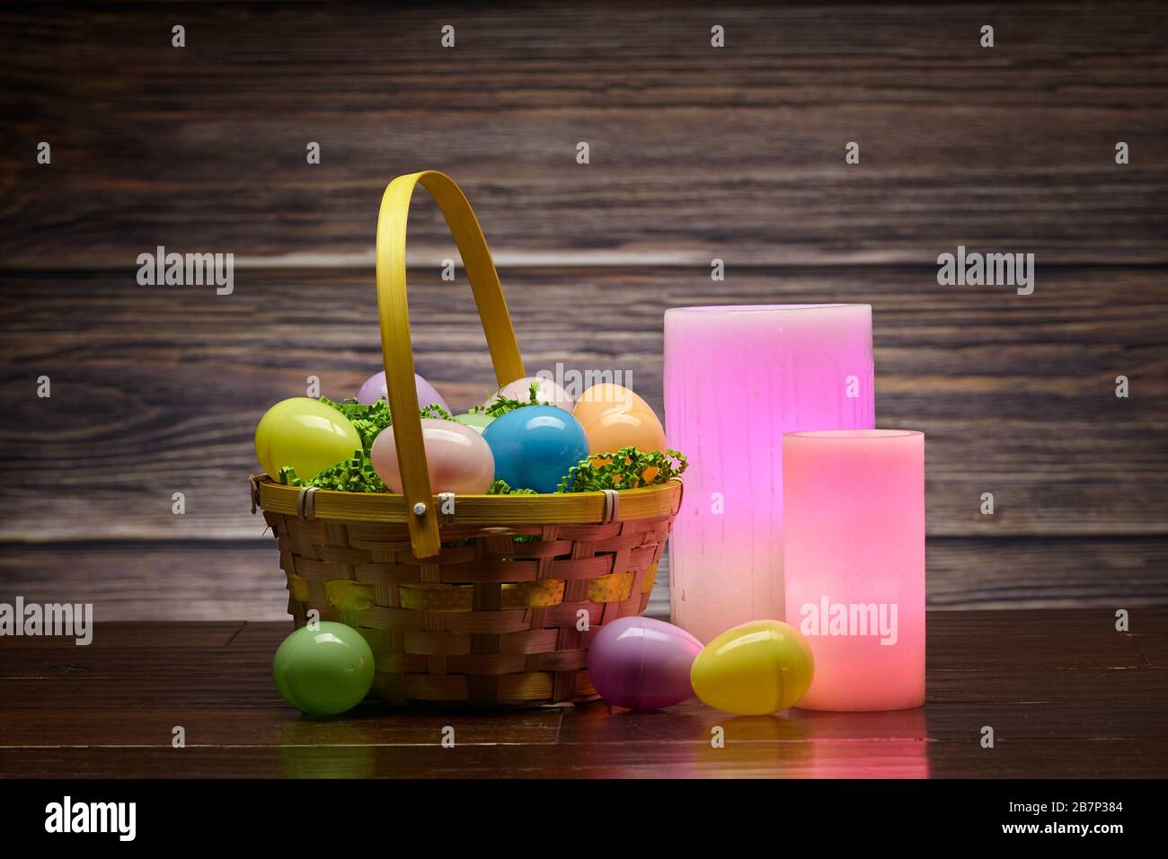 Panier d'œufs de Pâques et de bougies de couleur cire luciée Banque D'Images