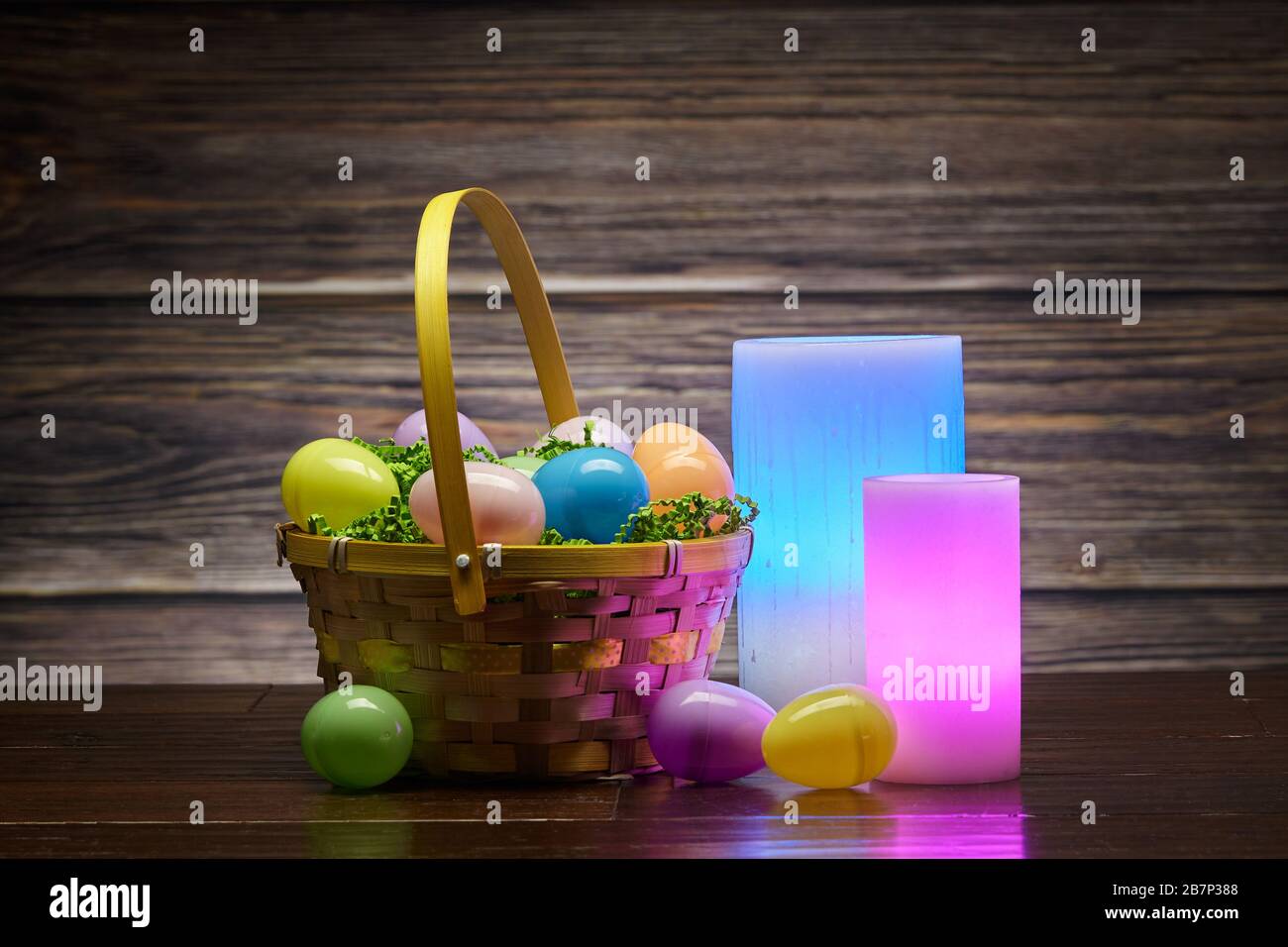 Panier d'œufs de Pâques et de bougies de couleur cire luciée Banque D'Images