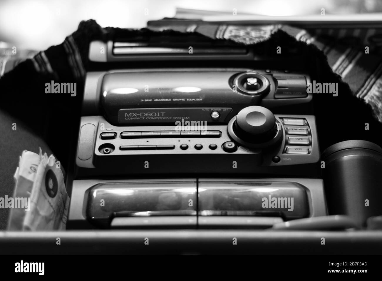 Un ancien système audio stéréo photographié en noir et blanc. Banque D'Images