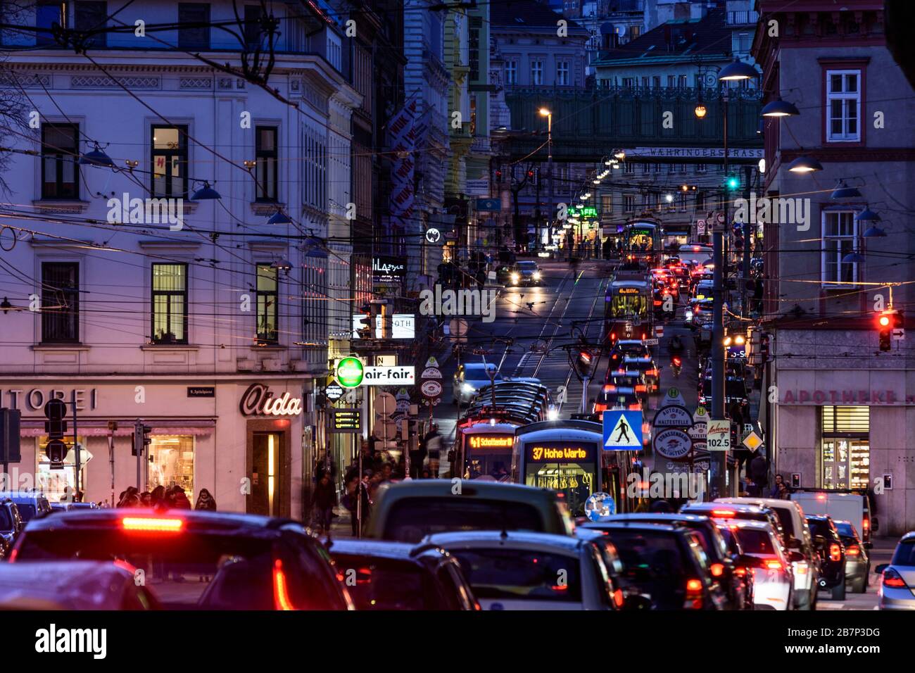 Wien, Vienne: Tramway, voitures, feux de route, trafic lourd, heure de pointe, rue Währinger Straße, en 09. Alsergrund, Wien, Autriche Banque D'Images