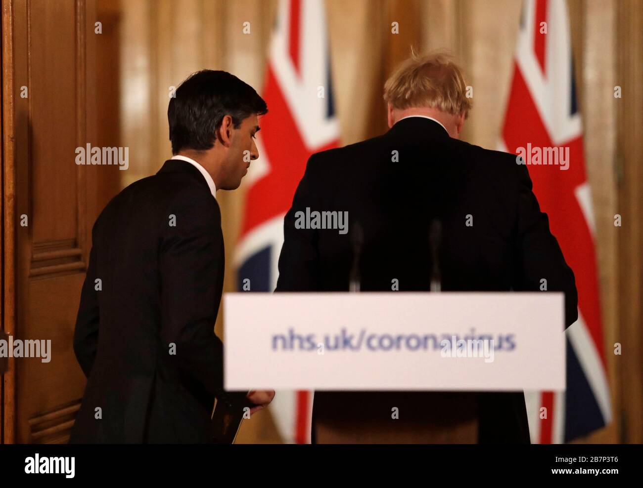 Le chancelier Rishi Sunak avec le Premier ministre Boris Johnson part après un exposé médiatique à Downing Street, Londres, sur Coronavirus (COVID-19). Date de l'image: Mardi 17 mars 2020. Voir l'histoire de PA SANTÉ Coronavirus. Crédit photo devrait lire: Matt Dunham/PA fil Banque D'Images