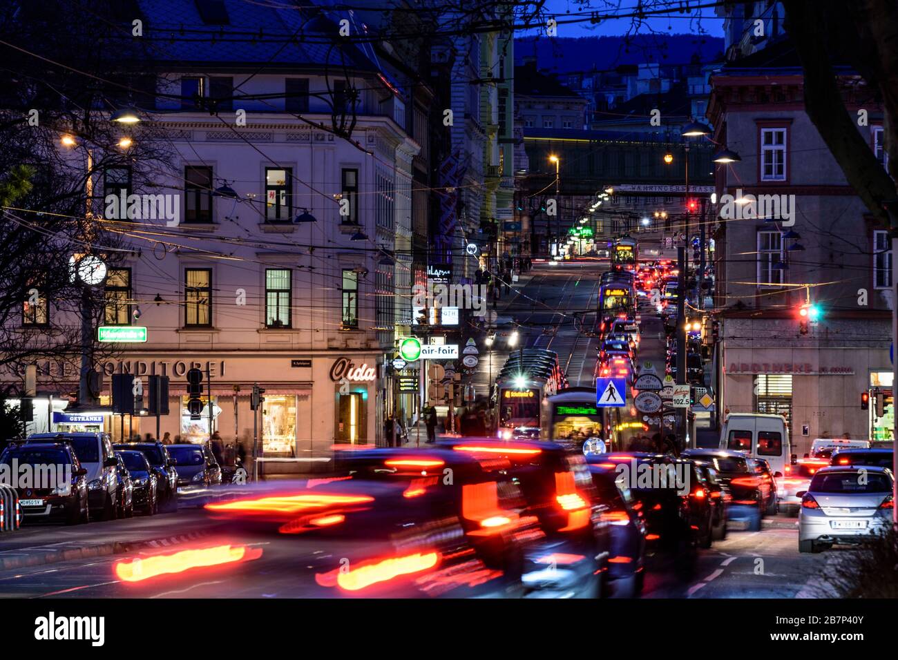Wien, Vienne: Tramway, voitures, feux de route, trafic lourd, heure de pointe, rue Währinger Straße, en 09. Alsergrund, Wien, Autriche Banque D'Images