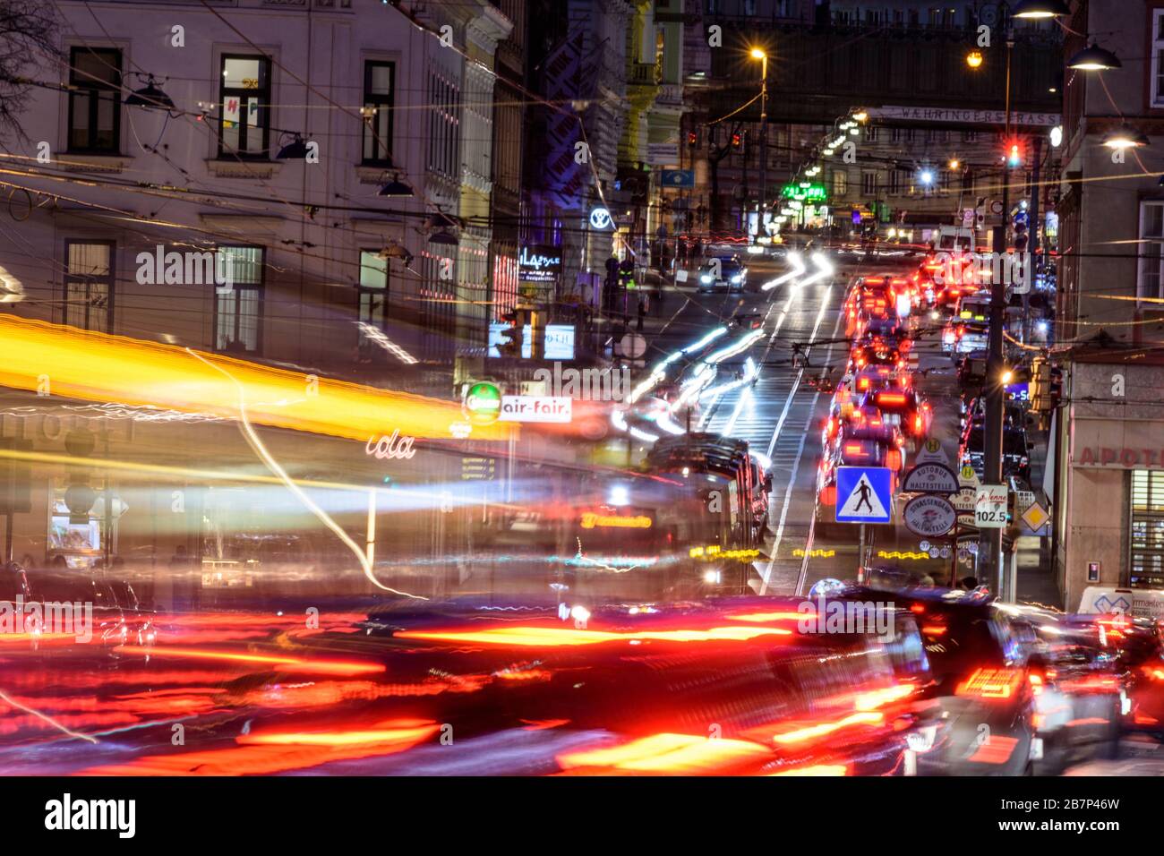 Wien, Vienne: Tramway, voitures, feux de route, trafic lourd, heure de pointe, rue Währinger Straße, en 09. Alsergrund, Wien, Autriche Banque D'Images