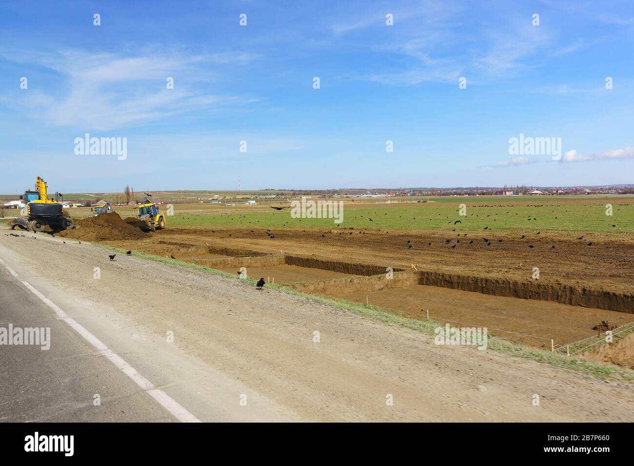 Excavation et marquage de sites pour les zones de recherche archéologique avant la construction de la route menant au pont de Crimée sur la péninsule de Taman. KR Banque D'Images