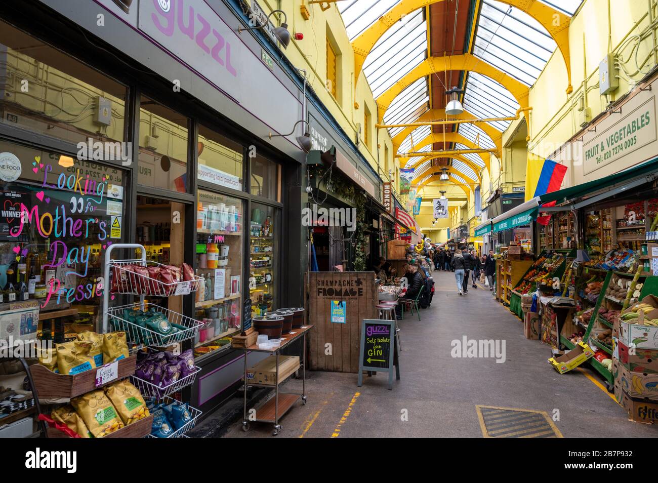 À l'intérieur du marché de Brixton Village avec des boutiques indépendantes, des restaurants et des étals. Banque D'Images