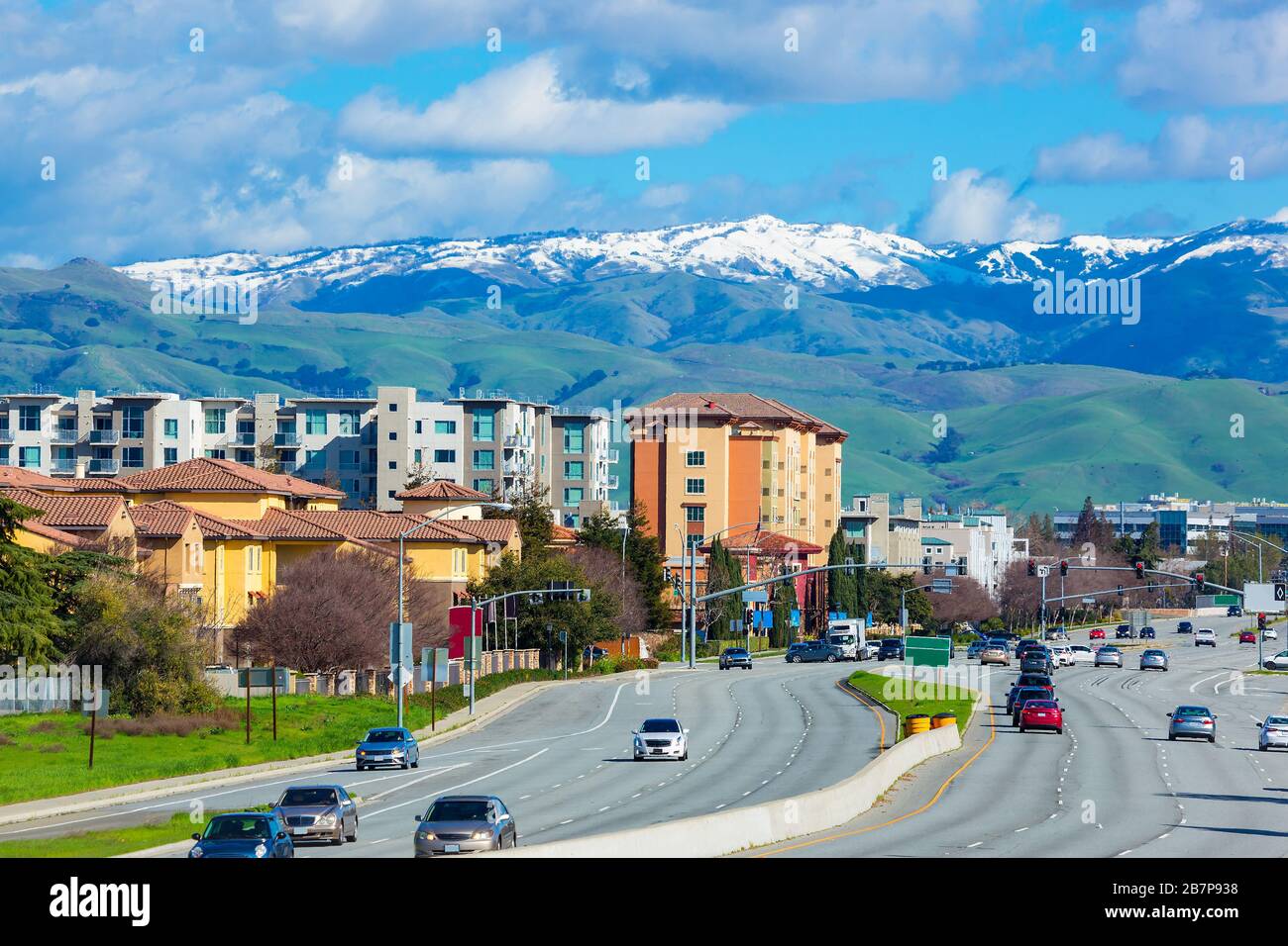 Rue de la Silicon Valley au début du printemps avec de la neige au sommet de la montagne voisine. San Jose, États-Unis Banque D'Images