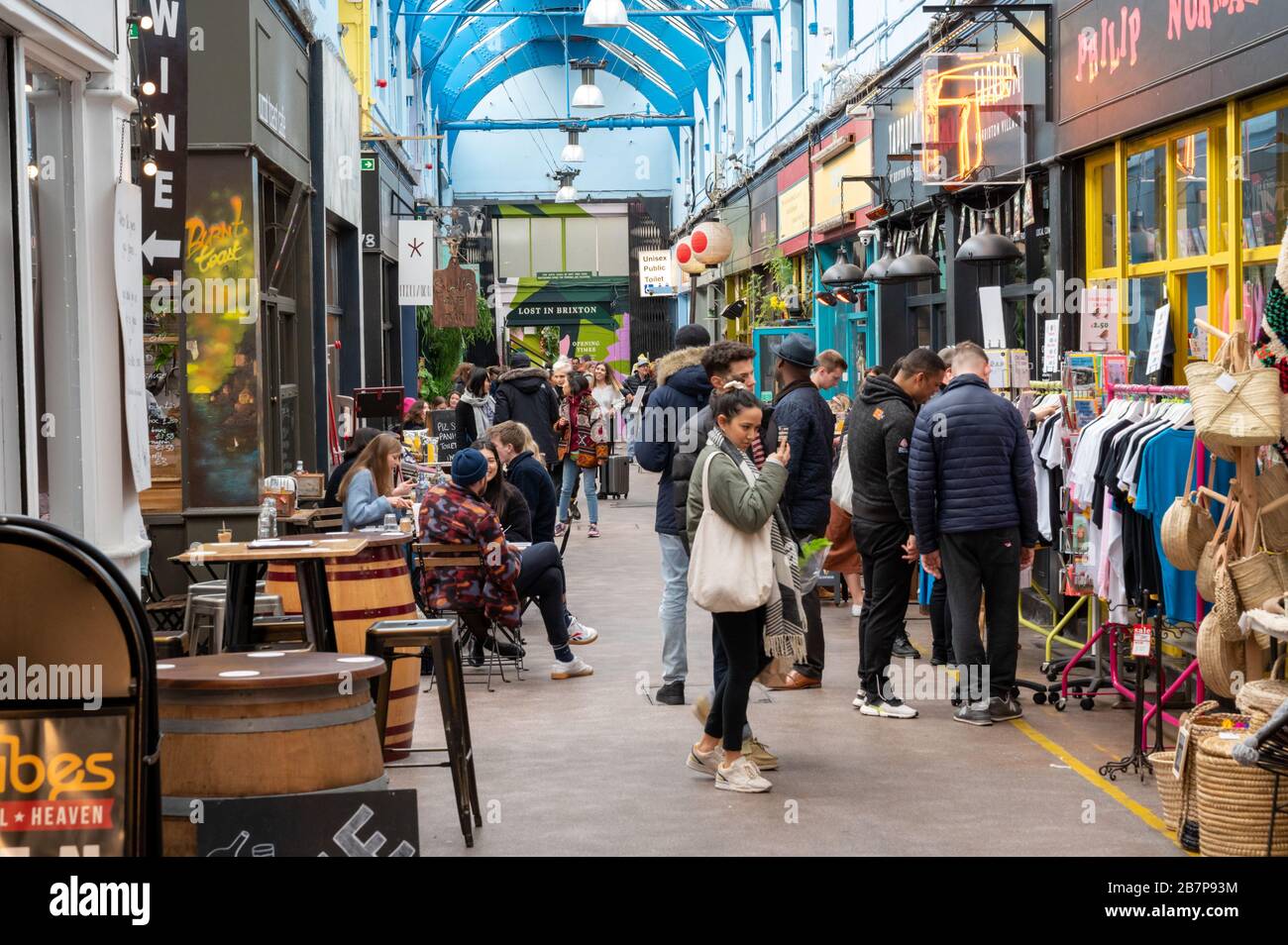 À l'intérieur du marché de Brixton Village avec des boutiques indépendantes, des restaurants et des étals. Banque D'Images