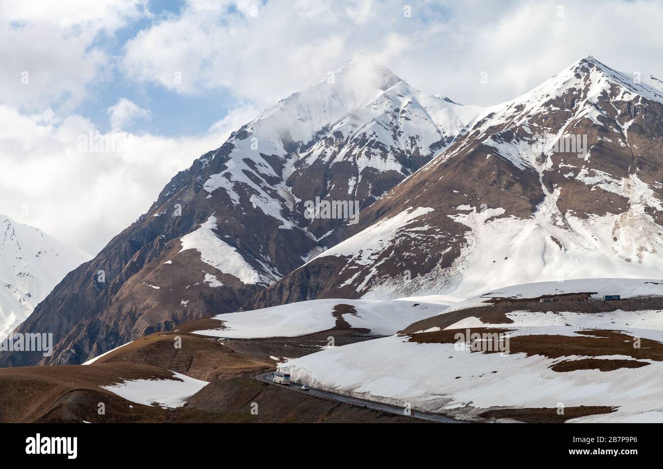 Gudauri, Géorgie. Paysage de montagne avec des pics enneigés vides du Caucase Banque D'Images