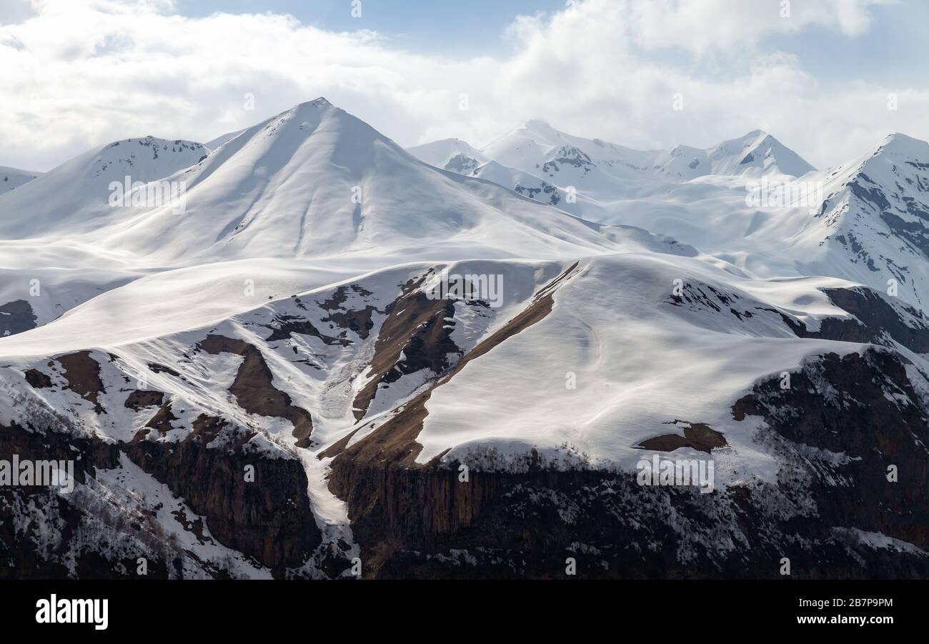 Paysage de montagne du Caucase avec des pics enneigés vides. Gudauri, Géorgie Banque D'Images