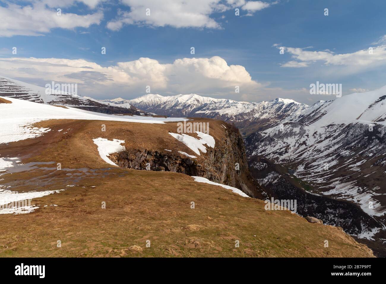 Paysage de montagne. Caucase au printemps. Gudauri, Géorgie Banque D'Images