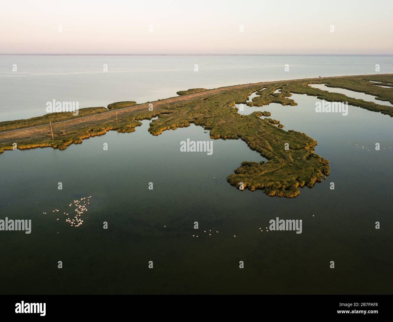 Vue aérienne de l'estuaire de Tuzly avec la nature nationale de reproduction de pélicans sur elle, Tatarbunary, région de l'oblast d'Odessa, Ukraine Banque D'Images