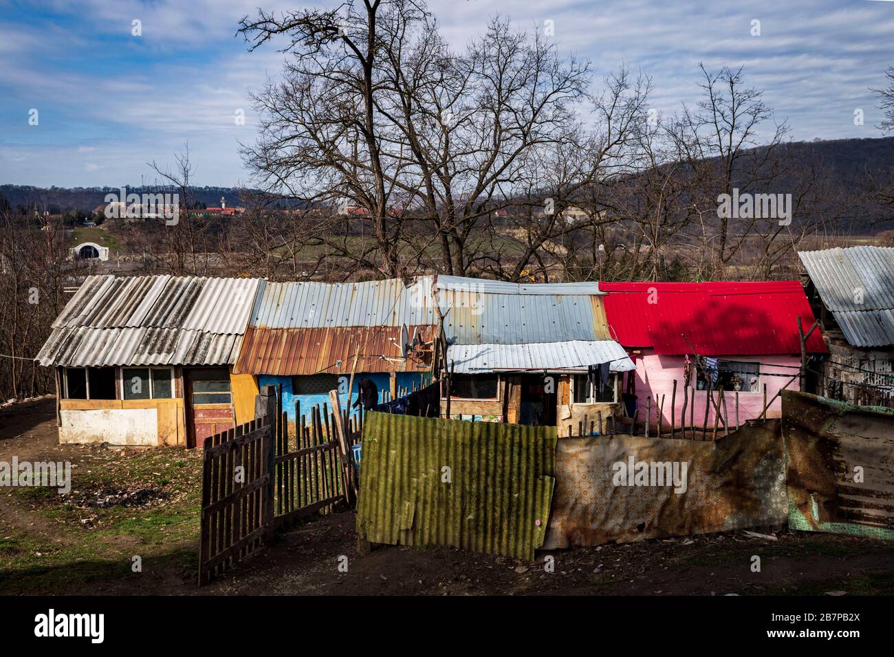 SIGHISOARA, ROUMANIE, 13 mars 2020. Veritas, une organisation à but non lucratif créée pour fournir un soutien à la communauté ROM en Transylvanie. Depuis octobre, ils sont soutenus par une subvention de l'UE pour fournir des services médicaux, la formation professionnelle, le logement, la scolarité et l'éducation antidiscrimination. La mère ROM Maria était assez accueillante pour me montrer la maison de sa famille au village de Ștefan cel Mare à Sighișoara où ils vivent sans électricité ni eau courante. Photo ici est sa maison, la troisième maison de gauche. Le soutien de la Fondation Veritas travaille à l'unification de la famille de Maria et du peop ROM Banque D'Images
