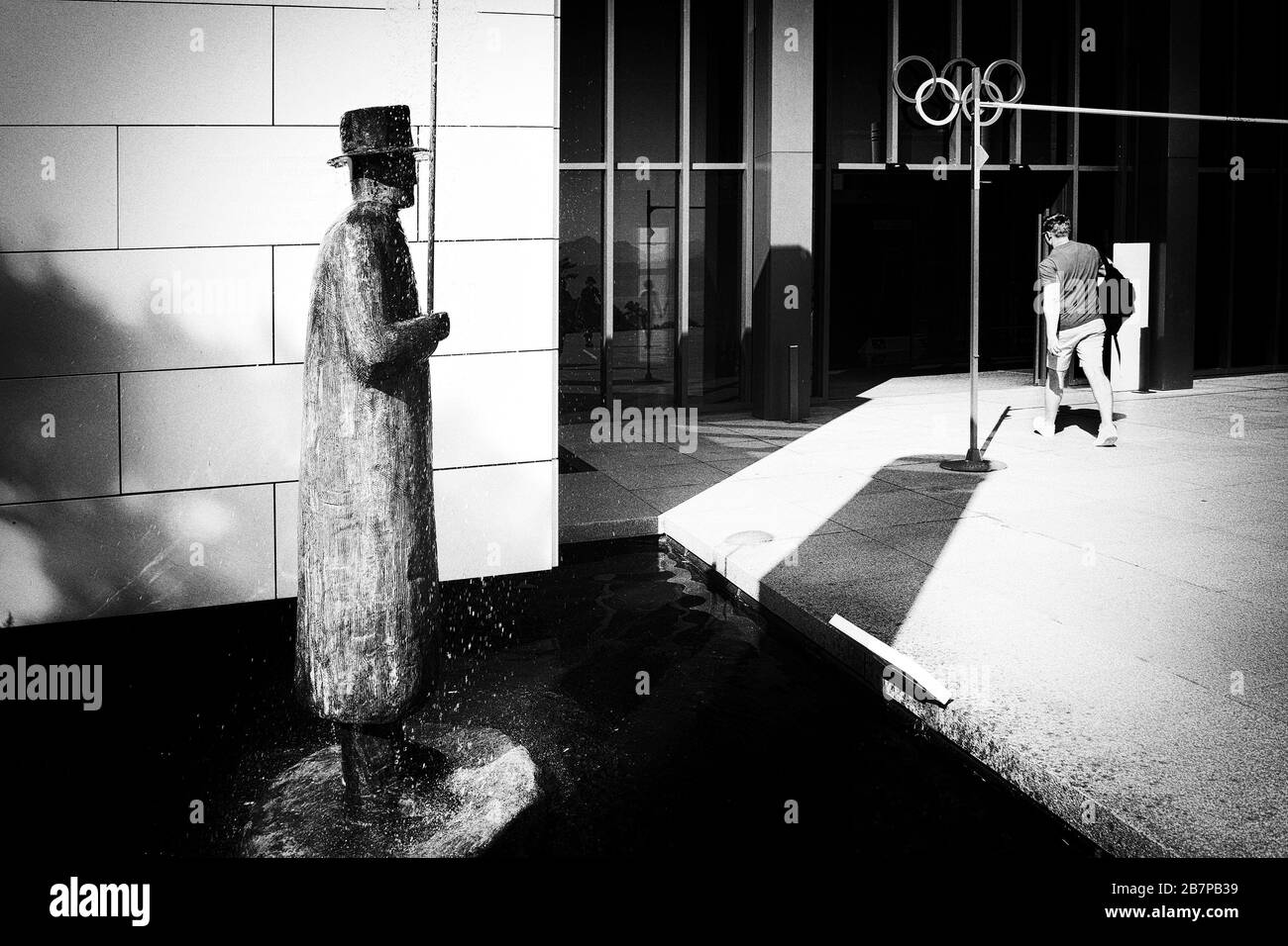 LAUSANNE, SUISSE - 7 août 2019. Le Parc olympique de Lausanne avec sculpture Pluie de Jean-Michel Folon sur la rive du lac Léman Banque D'Images