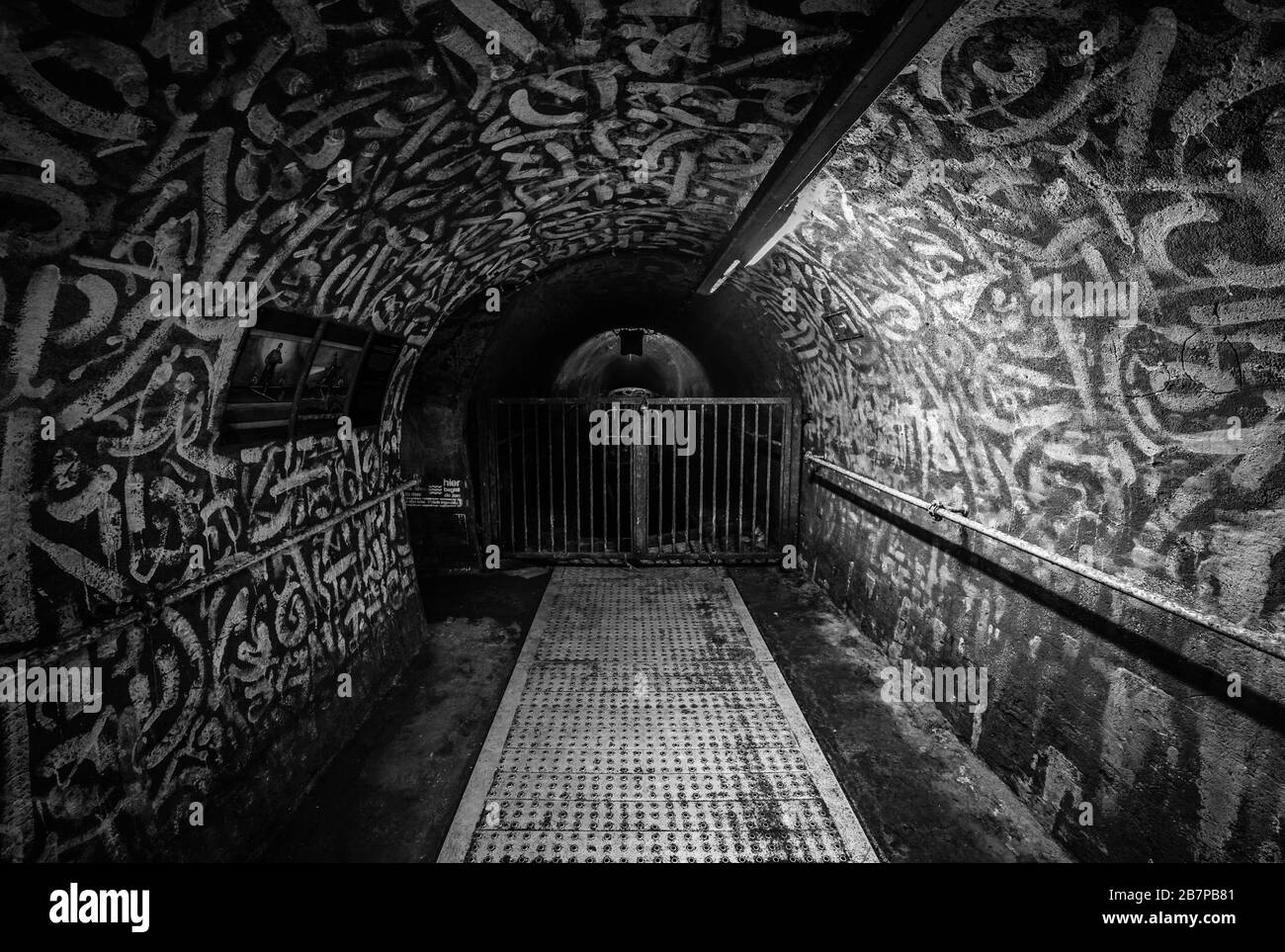 Anderlecht, Bruxelles / Belgique - 07 16 2019: Homme marchant dans les intérieurs industriels du tunnel principal du musée des égouts de la chaussée de Mons Banque D'Images