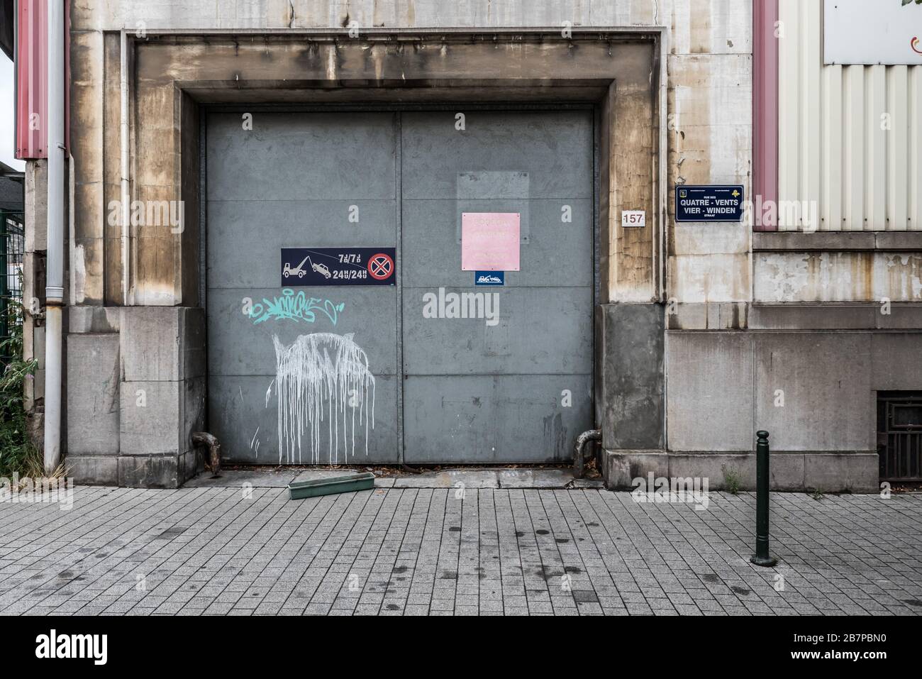Molenbeek, région de bruxelles-capitale / Belgique - 05 05 2020: Port de garage industriel grungy Banque D'Images