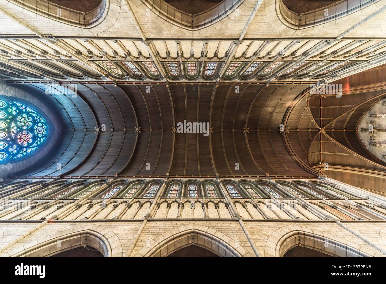 L'intérieur gothique décoré de l'église Saint-Rémigius à Molenbeek, Bruxelles, Belgique Banque D'Images