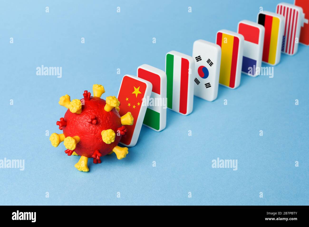 Effet Domino (réaction en chaîne) - maladie du coronavirus 2019. Pandémie COVID-19 Banque D'Images