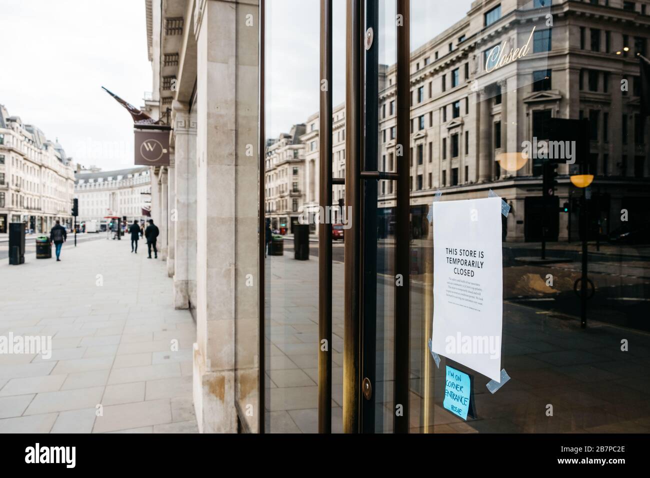 Signature temporaire de fermeture dans un magasin de Regent's Street pendant la pandémie de virus Corona / Covid-19, Londres, Royaume-Uni, le 17 mars 2020 Banque D'Images