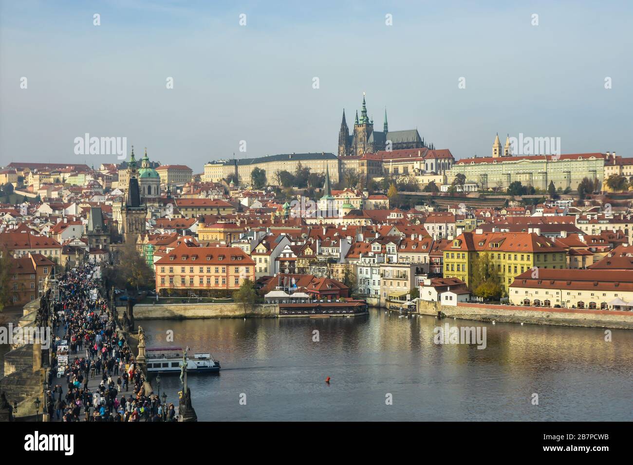 Marche à l'automne Prague. Le paysage urbain de la capitale de la République tchèque. Banque D'Images