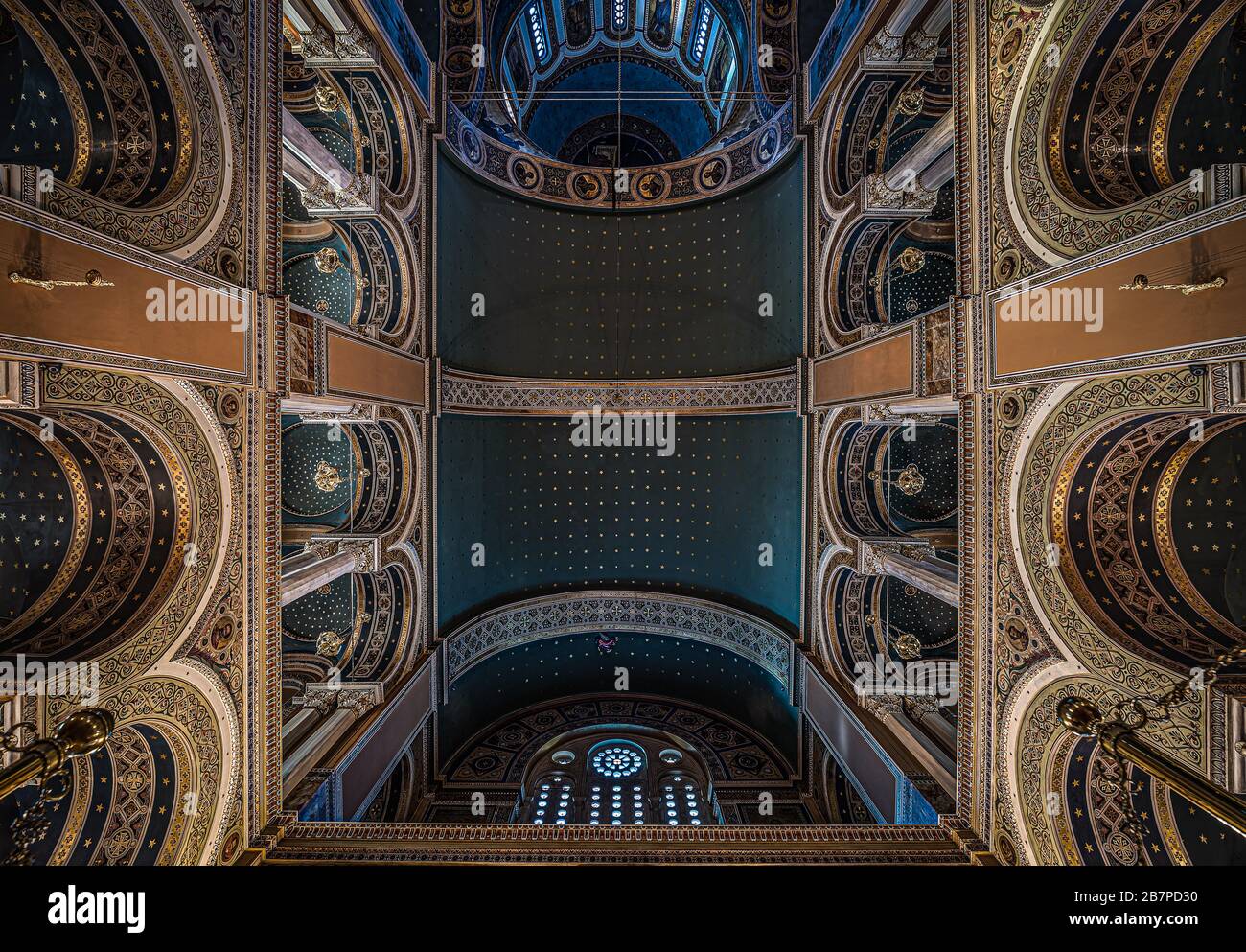 Vieille ville d'Athènes, Attique/ Grèce - 12 28 2019: Plafond décoré et arches de la cathédrale métropolitaine d'Athènes Banque D'Images