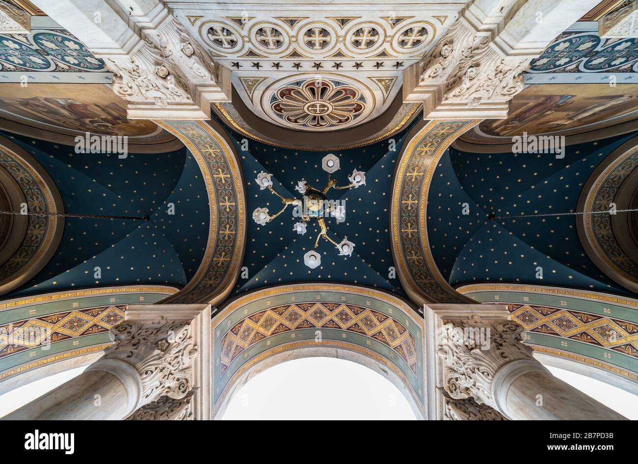 Vieille ville d'Athènes, Attique/ Grèce - 12 28 2019: Plafond décoré et piliers de l'entrée de la cathédrale métropolitaine d'Athènes Banque D'Images