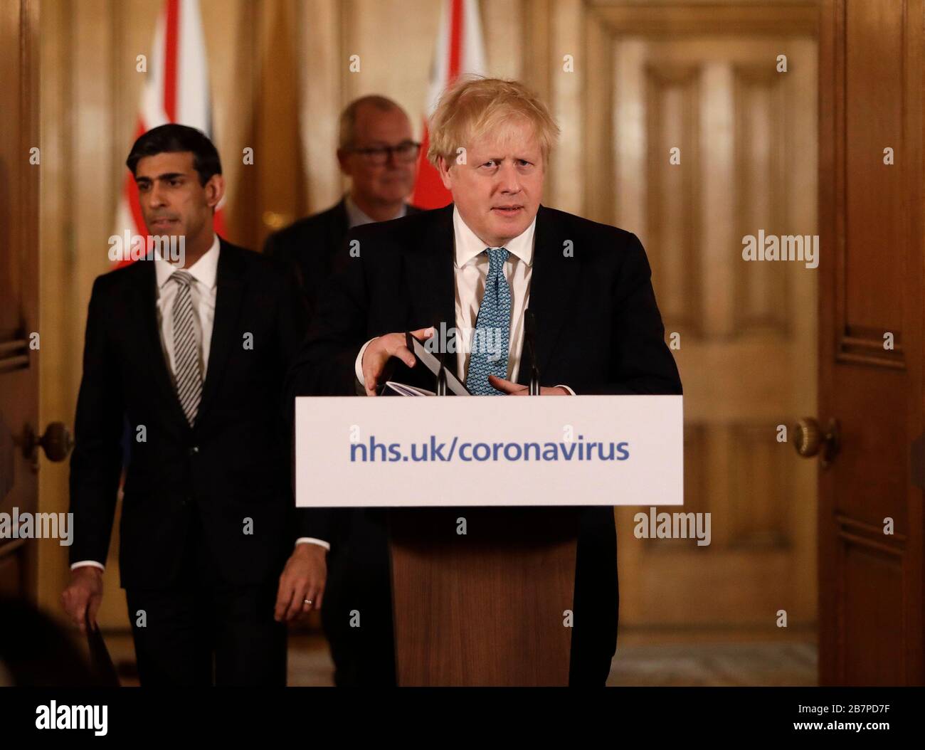 Le chancelier Rishi Sunak et le Premier ministre Boris Johnson arrivent pour un exposé médiatique à Downing Street, Londres, sur Coronavirus (COVID-19). Date de l'image: Mardi 17 mars 2020. Voir l'histoire de PA SANTÉ Coronavirus. Crédit photo devrait lire: Matt Dunham/PA fil Banque D'Images