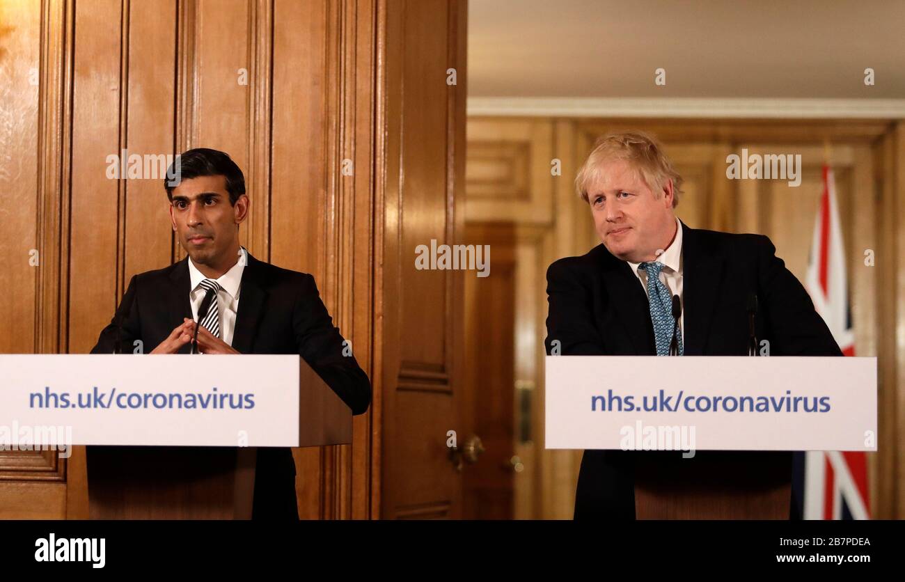 Le chancelier Rishi Sunak et le Premier ministre Boris Johnson lors d'un exposé médiatique à Downing Street, Londres, sur Coronavirus (COVID-19). Date de l'image: Mardi 17 mars 2020. Voir l'histoire de PA SANTÉ Coronavirus. Crédit photo devrait lire: Matt Dunham/PA fil Banque D'Images