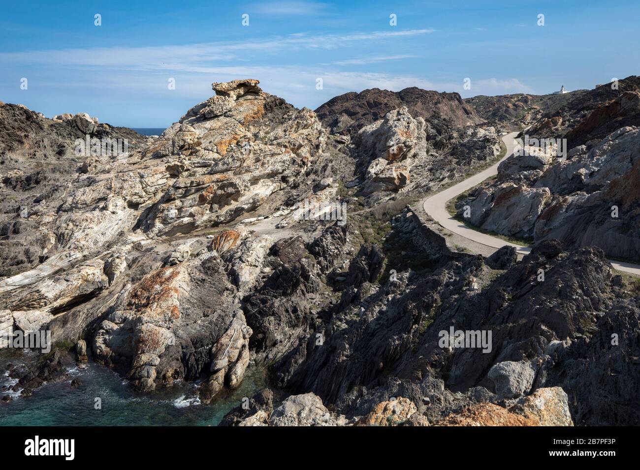 Cala Culleró. En arrière-plan le phare du Cap de Creus. Parc naturel du Cap de Creu. Costa Brava. Gérone. Banque D'Images