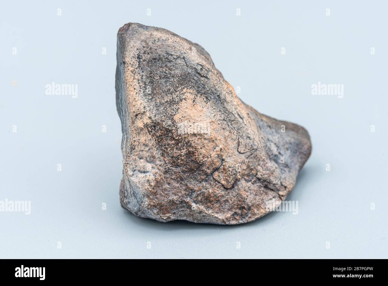 Météorite chondrite L6W2 Type isolé, morceau de roche formé comme astéroïde dans l'univers à pendant la création du système solaire Banque D'Images