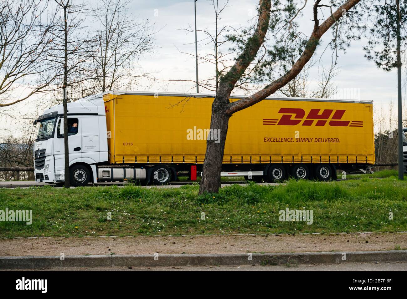 Strasbourg, France - 17 mars 2020: Camion DHL dans une grande file d'attente au passage frontalier des douanes entre la France et l'Allemagne lors de mesures de crise dans la lutte contre le nouveau coronavirus Banque D'Images