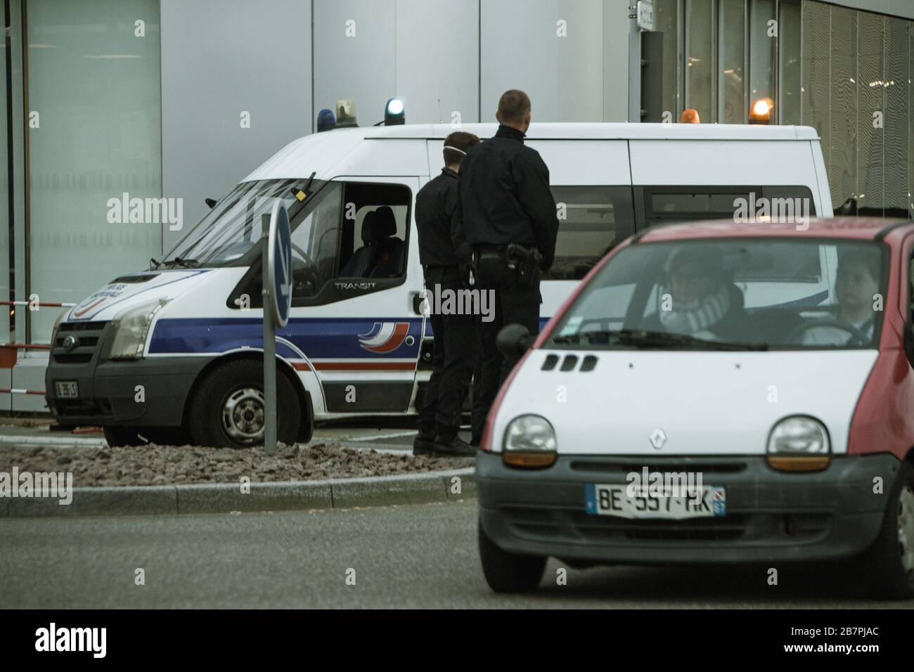 Strasbourg, France - 17 mars 2020: Les policiers français arpentent les rues et les voitures pendant les mesures de crise dans la lutte contre le nouveau coronavirus. Banque D'Images