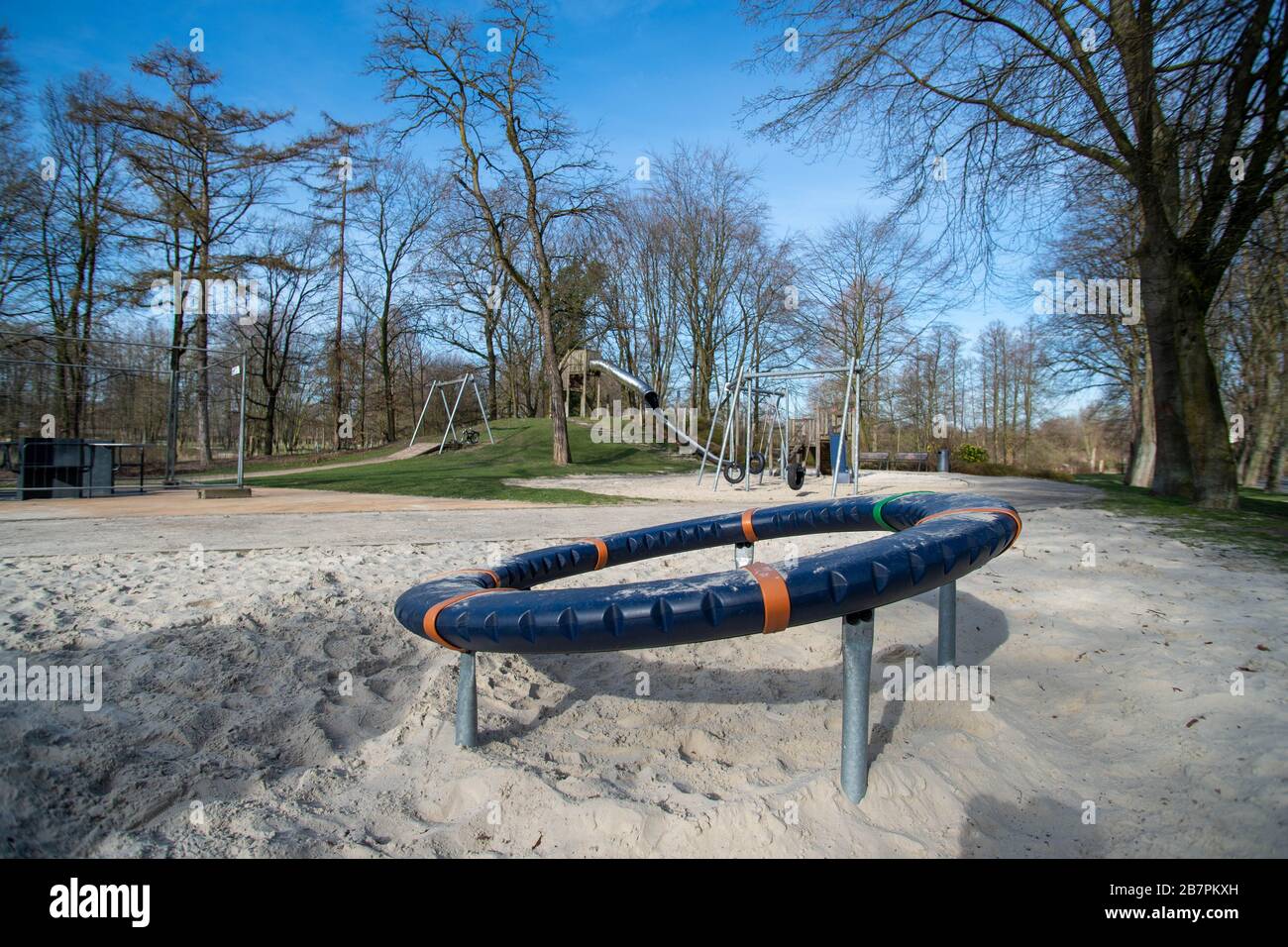 Une aire de jeux vide avec équipement de jeu, caractéristique, général, motif frontière, aire de jeux à Berliner Park le 17 mars 2020 à Ahlen / Allemagne. | utilisation dans le monde entier Banque D'Images