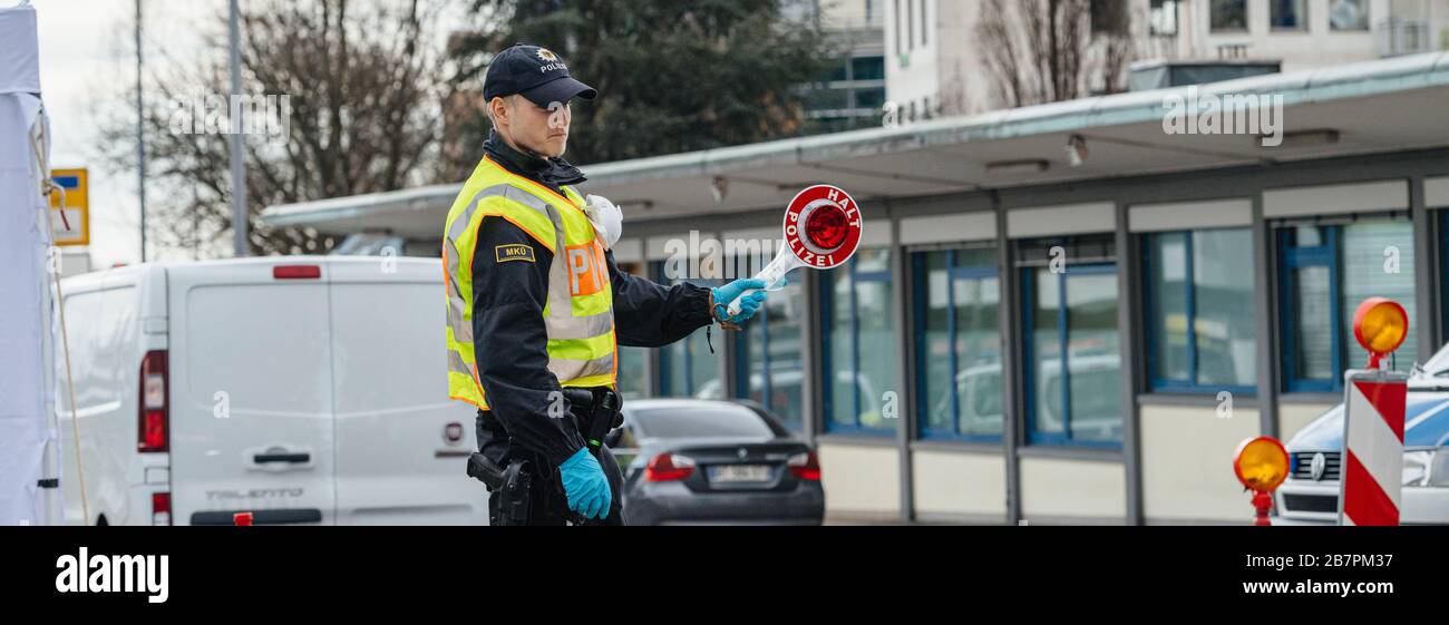 Kehl, Allemagne - 16 mars 2020: Un officier de la police fédérale contrôle  le trafic au poste frontalier de Kehl en provenance de France Strasbourg  pendant les mesures de crise dans la