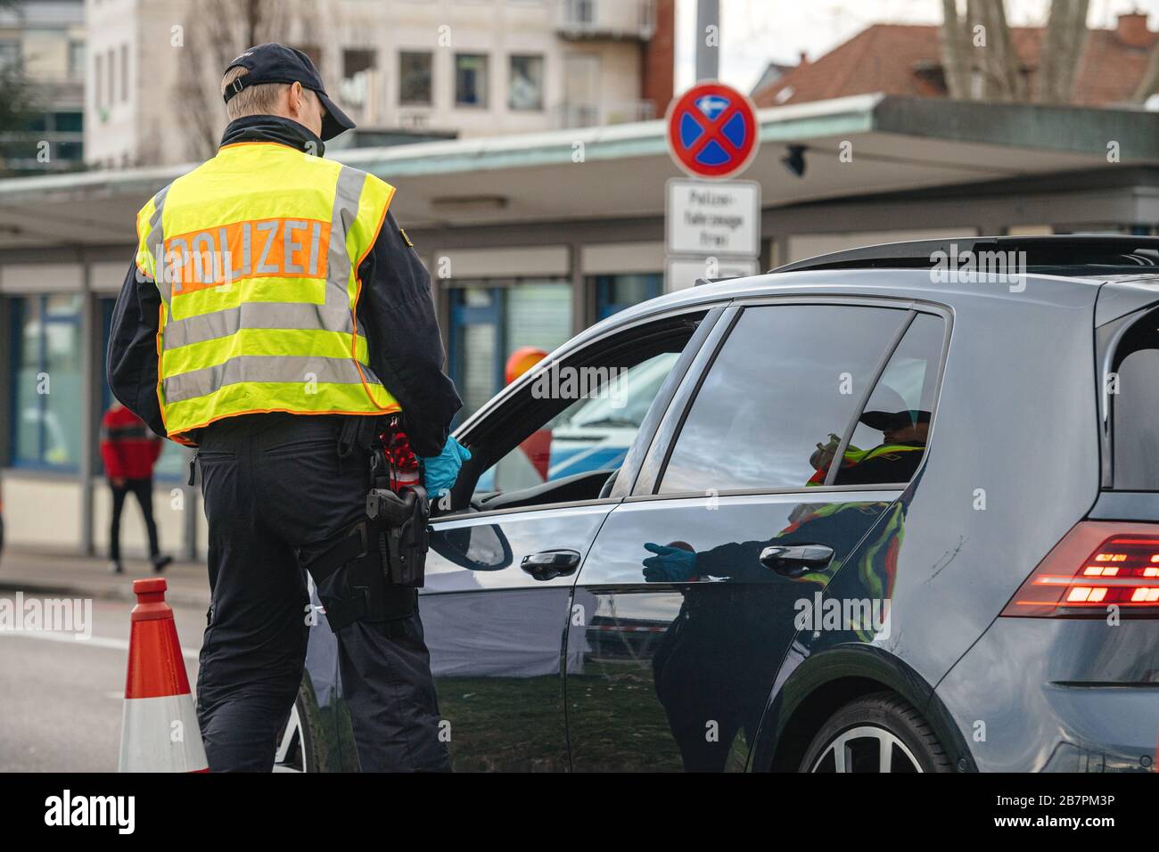 Kehl, Allemagne - 16 mars 2020: l'officier du Bundespolizei contrôle le  trafic au poste frontière de Kehl en provenance de France Strasbourg  pendant les mesures de crise dans la lutte contre le