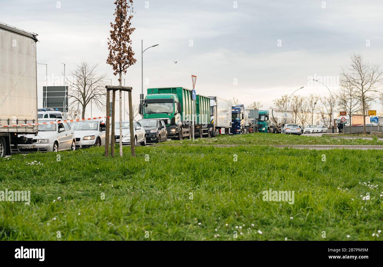 Kehl, Allemagne - 16 mars 2020: Embouteillage au passage frontalier de Kehl en provenance de France Strasbourg lors de mesures de crise dans la lutte contre le nouveau coronavirus Banque D'Images