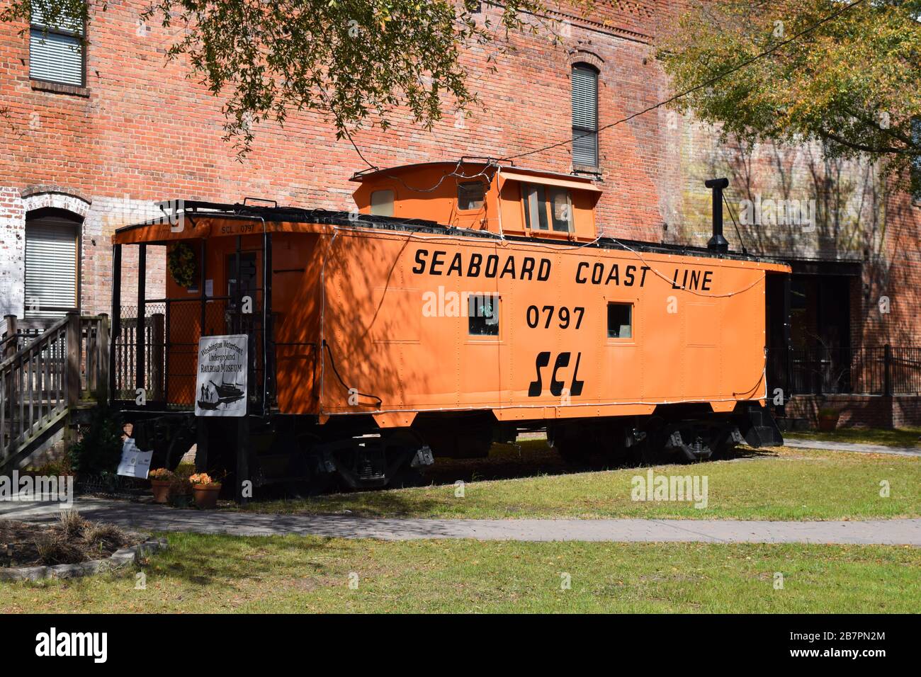 Un ancien Seaboard Coast Line Caboose qui a été transformé en musée du chemin de fer souterrain à Washington, en Caroline du Nord. Banque D'Images