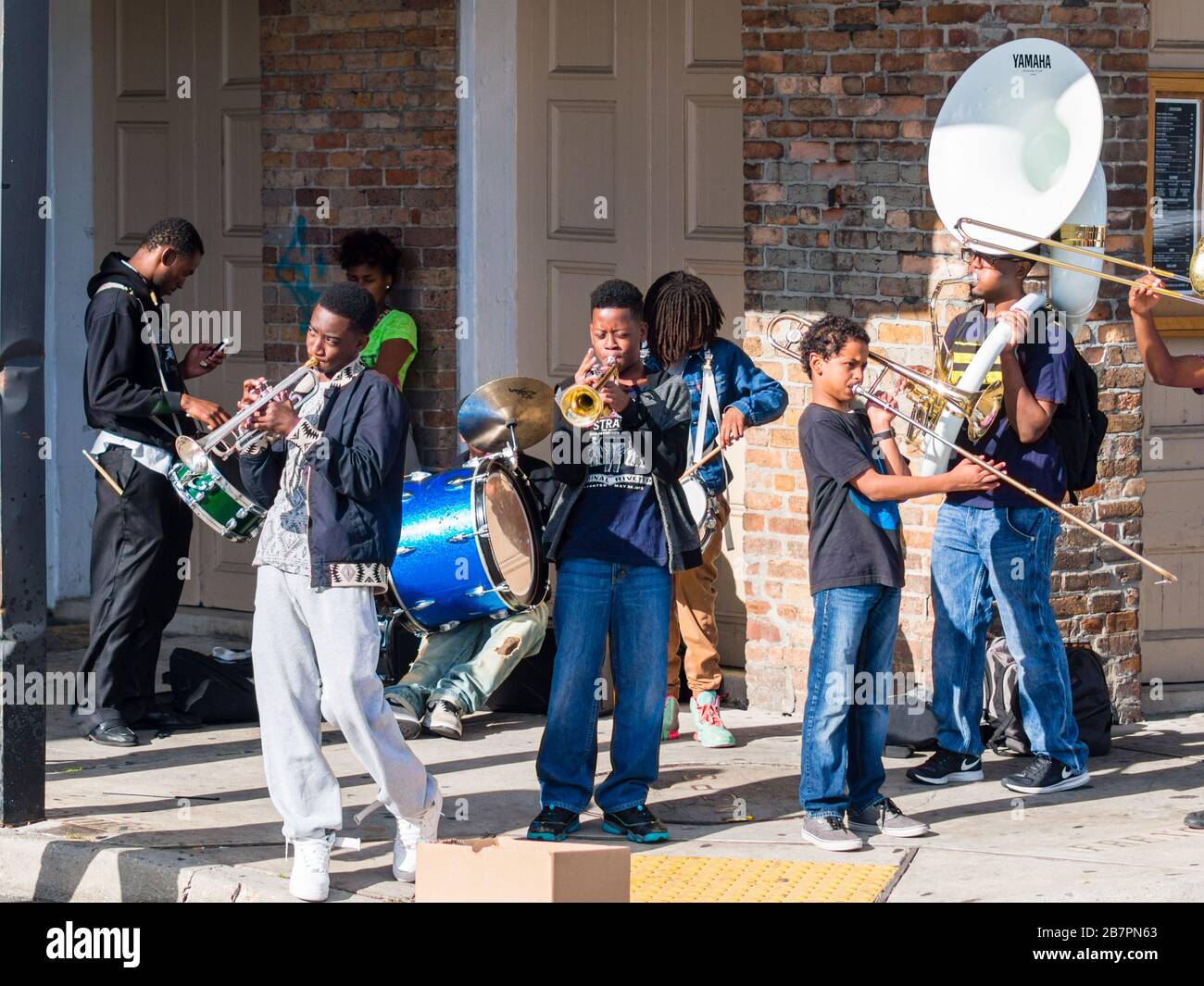 Young Brass Band Busking dans le quartier français près du marché français de la Nouvelle-Orléans, LA, États-Unis Banque D'Images