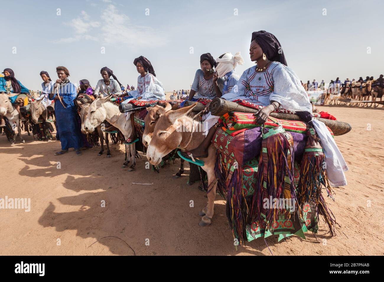 Ingall, Niger : femmes nomades Wodaabe en vêtements traditionnels colorés au festival Curee Sale Banque D'Images