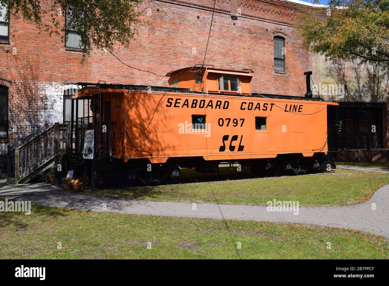 Un ancien Seaboard Coast Line Caboose qui a été transformé en musée du chemin de fer souterrain à Washington, en Caroline du Nord. Banque D'Images