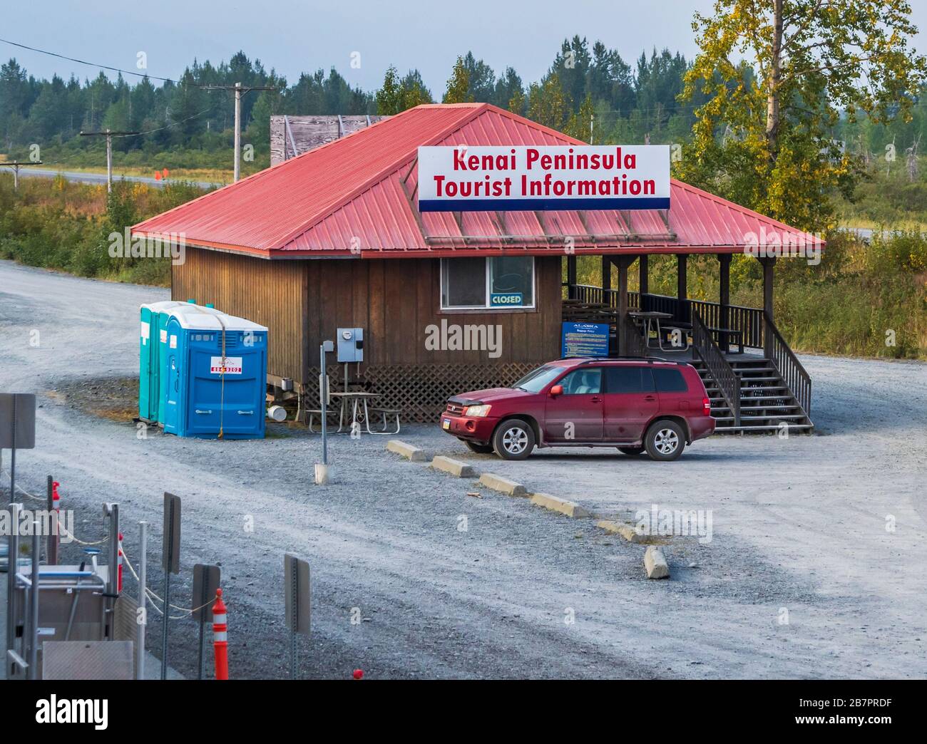 Arrêt touristique de la péninsule de Kenai sur le chemin de fer de l'Alaska Coastal Classic trajet en train d'Anchorage à Seward, en Alaska, avec ciel fumé en raison des feux du lac Swan. Banque D'Images