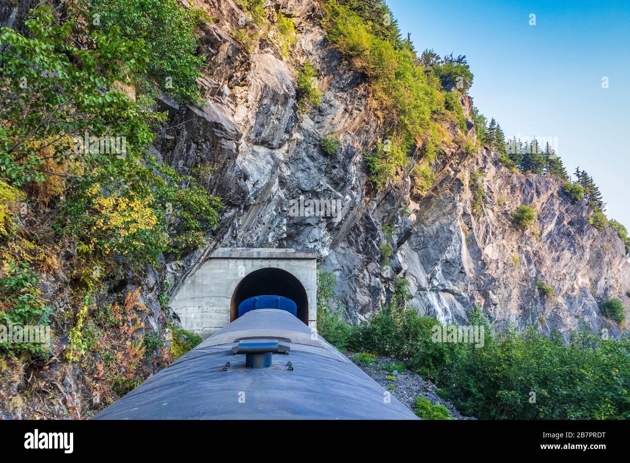 Alaska Railroad Coastal Classic trajet en train d'Anchorage à Seward, en Alaska, avec un ciel fumé en raison des feux de Swan Lake au sud d'Anchorage. Banque D'Images