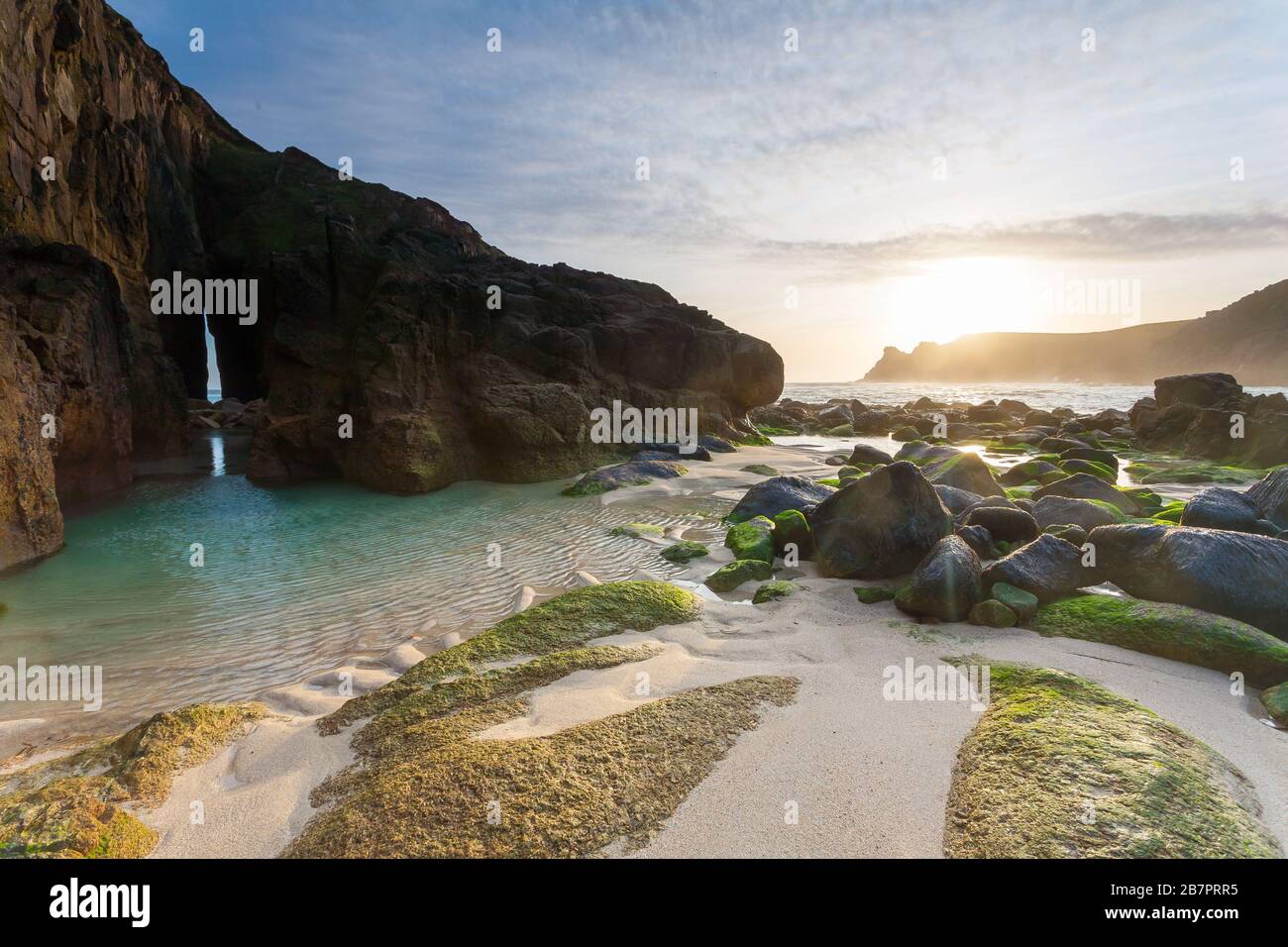 Coucher de soleil à Nanjizal, également connu sous le nom de Mill Bay, une plage et crique près de Lands End, Cornwall Cornwall Cornwall Angleterre Royaume-Uni Europe Banque D'Images