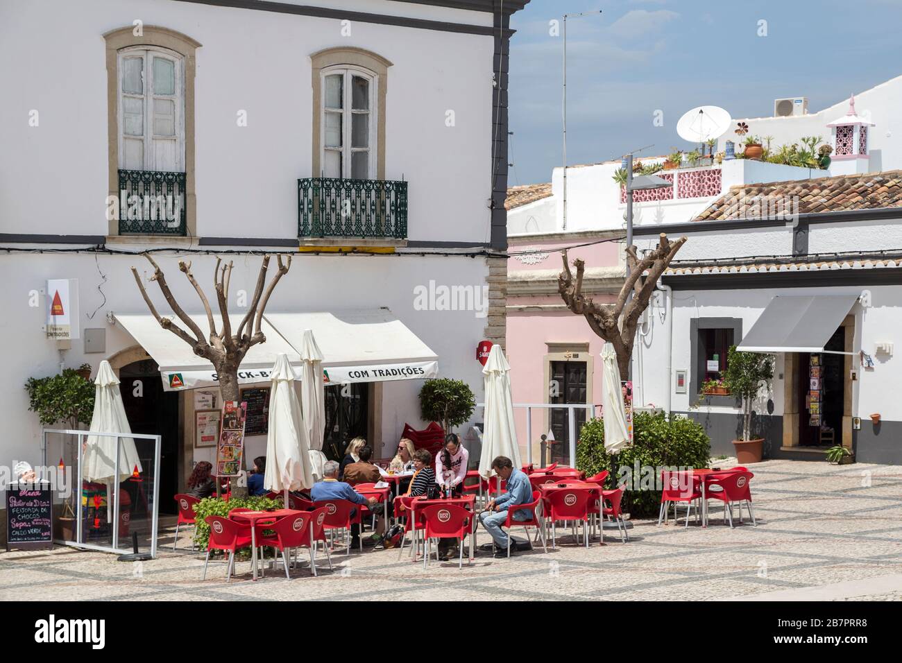 Les gens mangent et boivent à l'extérieur, Estoi, Algarve, Portugal Banque D'Images